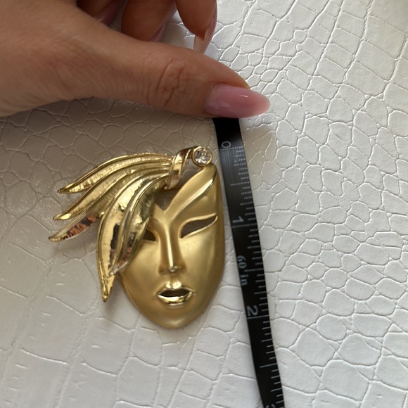 Vintage gold theater mask brooch - Picture 7 of 7